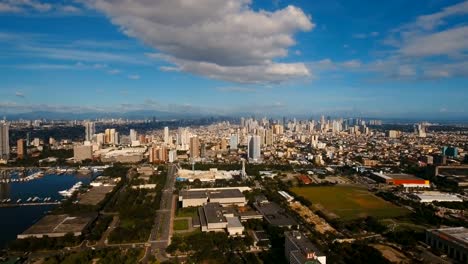 Luftbild-Stadt-mit-Wolkenkratzern-und-Gebäuden.-Philippinen,-Manila,-Makati