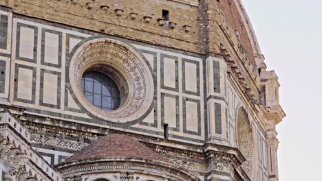 cerrar-vista-de-la-Basílica-de-Santa-María-del-Fiore-en-Florencia,-Italia