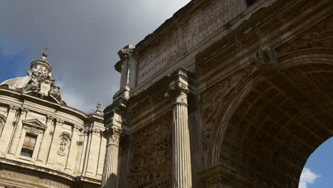 Foro-Romano-de-Italia-Roma-día-soleado-arco-panorama-de-cielo-de-cúpula-Basílica-superior-4k