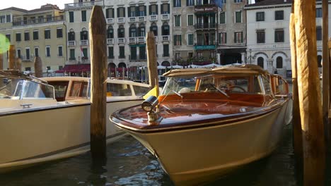 Italia-Venecia-ciudad-famosa-puesta-del-sol-barco-luz-taxi-parking-Bahía-panorama-4k