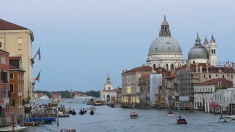 Italien-Sonnenuntergang-Grand-canal-Santa-Maria-della-Salute-Dom-Panorama-4k-Venedig