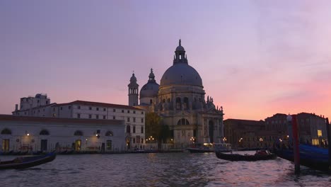 Italien-Sonnenuntergang-Zeit-Venedig-Santa-Maria-della-Salute-Basilika-Canal-grande-Panorama-4k