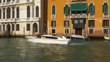 Italien-Venedig-Tag-Zeit-Fähre-Straße-Reise-Canal-grande-sonnigen-Gebäude-yacht-Fahrt-Panorama-4k