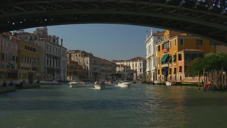 pasajeros-de-Italia-Venecia-día-tiempo-nave-carretera-viaje-gran-canal-famoso-panorama-4k