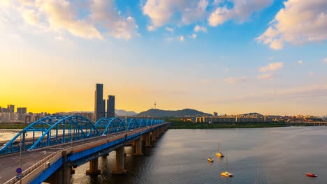 Zeitraffer-von-Seoul-City-Skyline-bei-Dongjak-Brücke-in-Seoul,-Südkorea.
