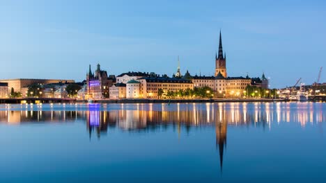 Stockholm-city-summer-night-4K-Time-Lapse.-Riddarholmen-island-cityscape,-reflections-in-the-water