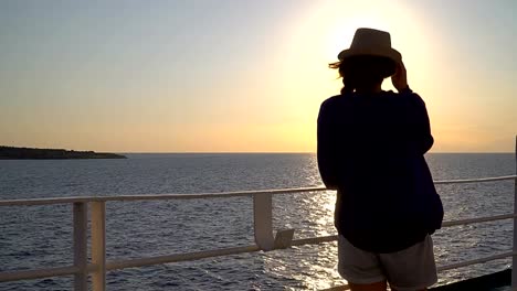 Silhouette-der-junge-attraktive-Frau-Sonnenuntergang-am-Kreuzfahrt-Schiff-im-Meer