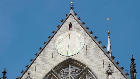 Un-antiguo-reloj-en-la-pared-de-la-iglesia