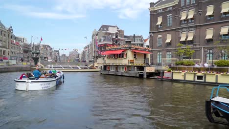 Los-dos-grandes-barcos-crucero-en-el-gran-canal-en-Amsterdam