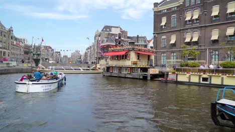 Die-zwei-großen-Boote-kreuzen-auf-dem-großen-Kanal-in-Amsterdam