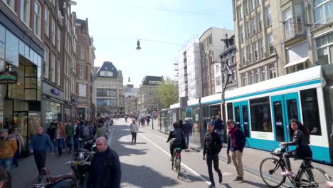 Der-viel-beschäftigte-Leute-auf-den-Straßen-in-Amsterdam