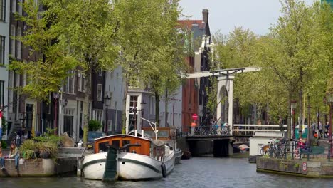 Un-gran-barco-blanco-de-acoplamiento-en-el-lado-del-canal