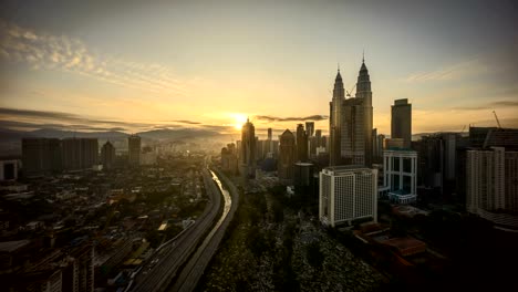 Timelapse-4k-Aufnahmen-von-einem-wunderschönen-Sonnenaufgang-Nacht-zum-Tag-der-Blick-auf-die-Stadt-Kuala-Lumpur-vom-Dach-eines-Gebäudes-Sonnenuntergang-Tag-und-Nacht-von-Kuala-Lumpur-City-Blick-vom-Dach-eines-Gebäudes-mit-sich-bewegenden-Fahrzeug-und-Wolken.