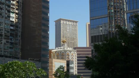 panorama-de-reflexión-frente-de-los-hoteles-del-centro-de-ciudad-de-China-día-soleado-Macao-4k