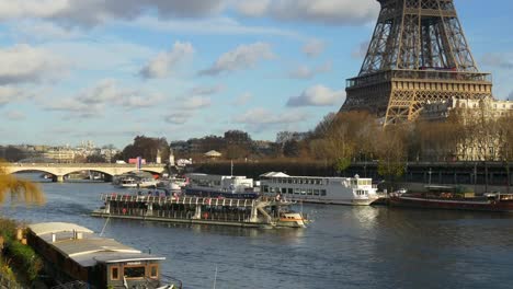 día-soleado-de-Francia-París-Ciudad-famoso-eiffel-torre-Sena-río-barco-tráfico-panorama-4k