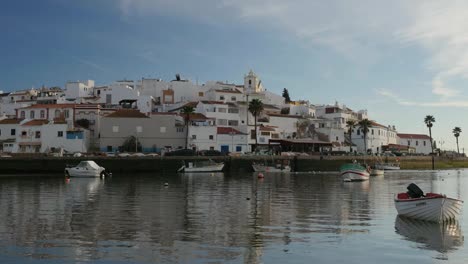 Panorama-sobre-un-barco-en-Ferragudo,-Portugal