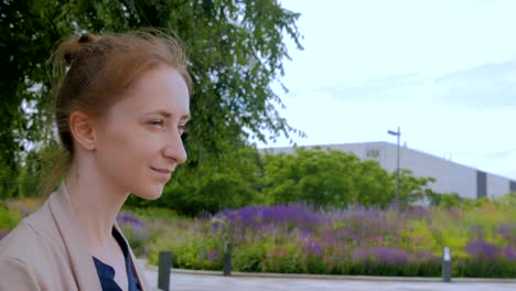 Mujer-joven-mirando-a-su-alrededor-en-el-Parque