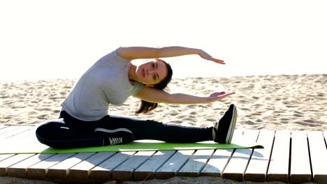 mujer-delgada-haciendo-ejercicios-en-la-playa