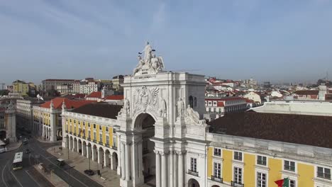 Vuelo-en-Praca-do-Comercio,-Lisboa,-Portugal