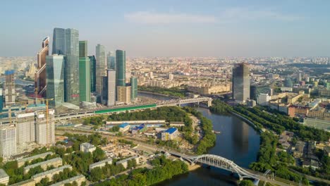 Rusia-verano-soleado-día-Moscú-ciudad-empresarial-Ribera-bloque-aéreo-panorama-4k-lapso-de-tiempo