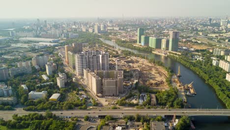 Russlands-sonniger-Sommer-Tag-Moskau-Fluss-modernes-Wohnen-blockieren-aerial-Panorama-4k-Zeitraffer