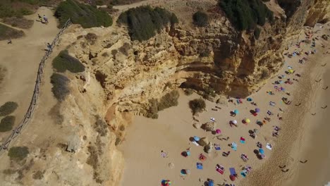 Volando-sobre-Praia-Da-Marinha-(playa-de-Marinha)-en-Algarve,-Portugal