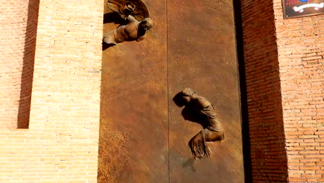 cerrar-en-estatuas-de-bronce-en-una-puerta-de-una-iglesia,-Roma