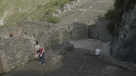 Workers-repair-Machupicchu-in-Peru