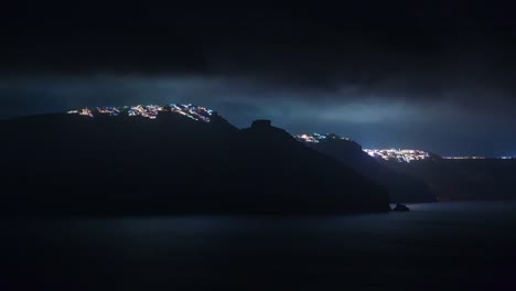 nachts-beleuchteten-Santorini-Insel-Bucht-Stadt-Panorama-4-k-Zeit-hinfällig,-Griechenland