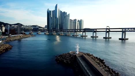 Vista-aérea-puente-de-Gwangan-y-Haeundae-en-Busan,-Corea-del-sur,-salida-del-sol.