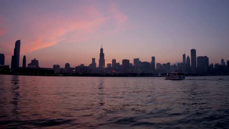 Chicago-Skyline-Blick-auf-die-Wolkenkratzer-der-Stadt-bei-Sonnenuntergang