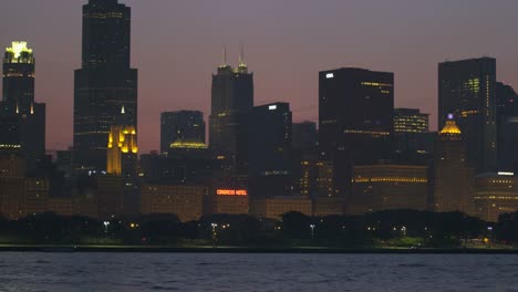 Bei-Sonnenuntergang-des-Sears-Tower-Lake-Michigan-anzeigen