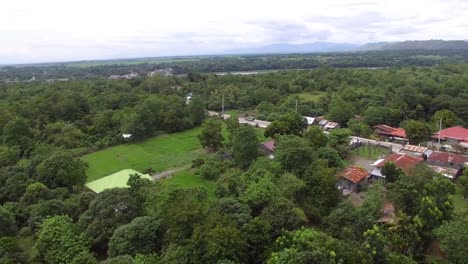 Vista-de-la-agricultura-familiar-comunidad-casas-de-techo-de-pueblo.-toma-aérea-Drone