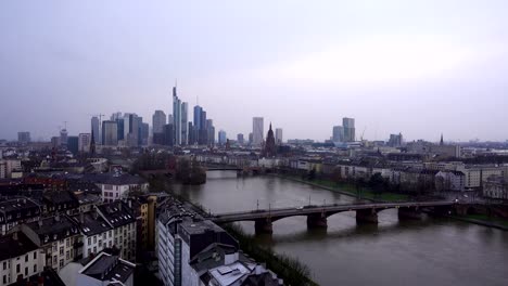 Frankfurt-Alemania-Maine-río-y-torres-de-negocios-en-día-de-nieve