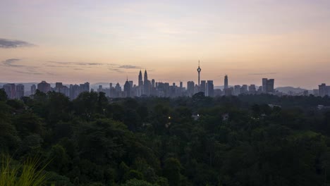 Espectacular-salida-del-sol-sobre-el-horizonte-de-la-ciudad-de-Kuala-Lumpur