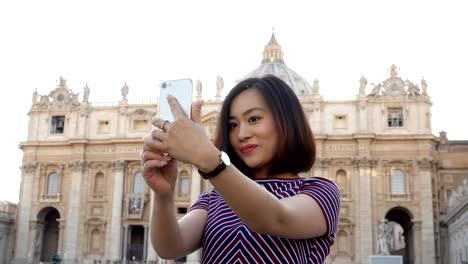 Joven-turista-asiático-bastante-tomando-selfie-en-Plaza-San-Pietro,-Roma