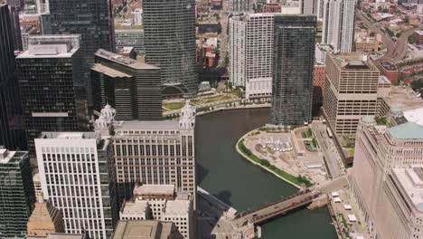 Tagsüber-Luftaufnahme-der-Innenstadt-von-Chicago-und-Chicago-River.