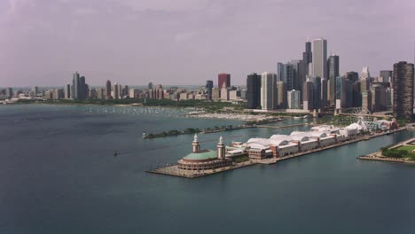 Toma-aérea-de-Navy-Pier-y-el-centro-de-Chicago.