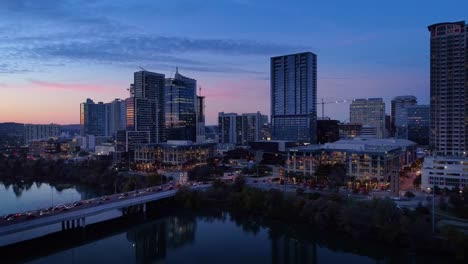 Vista-aérea-reverso-lento-del-Skyline-de-la-ciudad-de-Austin-al-atardecer