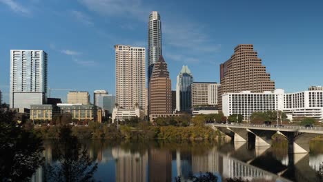 Por-la-tarde-estática-Exterior-establecimiento-de-tiro-del-horizonte-de-Austin