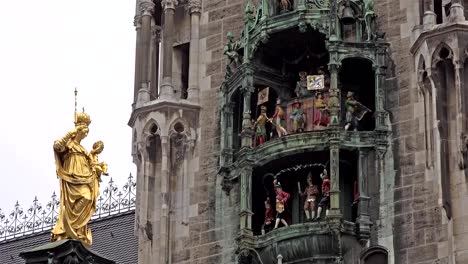 Das-historische-Glockenspiel-am-Marienplatz,-München,-Deutschland---Zeitraffer