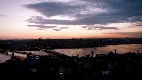 Vista-panorámica-de-Istanbul-durante-puesta-del-sol