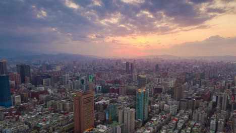 paisaje-de-atardecer-cielo-taipei-aérea-panorama-4k-timelapse-Taiwán