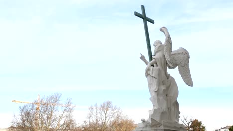 estatua-de-un-ángel-tallado-en-mármol,-Iglesia-de-la-Karlsplatz,-Viena