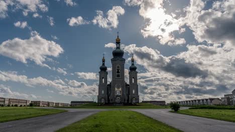 Arquitectura-de-la-iglesia-catedral-con-nubes-blancas-y-cielo-azul