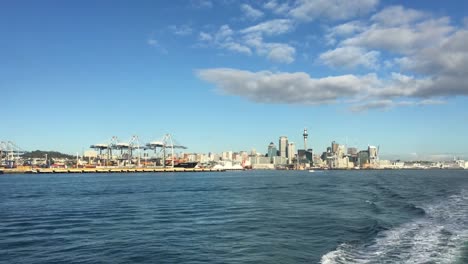 und-die-Skyline-der-Stadt-wie-der-Blick-von-der-Fähre-Segeln-über-Waitemata-Harbour-Neuseeland