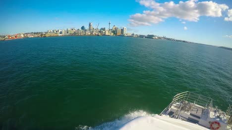 Auckland-Skyline-der-Stadt-wie-der-Blick-von-der-Fähre-Neuseeland