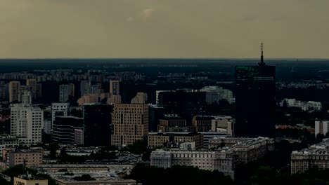 Zeit-Ablauf-von-Warschau-Stadt-mit-schönen-Wolken-und-Sonnenstrahlen,-Polen,-Europa