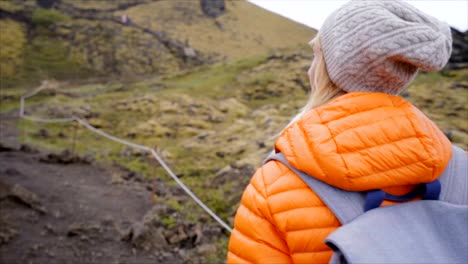 Slow-Motion-Video-der-jungen-Frau-Wandern-in-Island-auf-der-Vulkankrater,-Glück-in-der-Natur,-kaukasischen-Frauen-Lächeln-und-das-Leben-zu-genießen.-Menschen-Entdeckung-Konzept