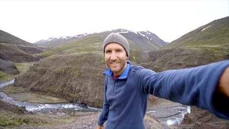 Selfie-Porträt-des-Mannes-auf-Canyon,-Frühling-Island-langsam.-BEWEGUNG